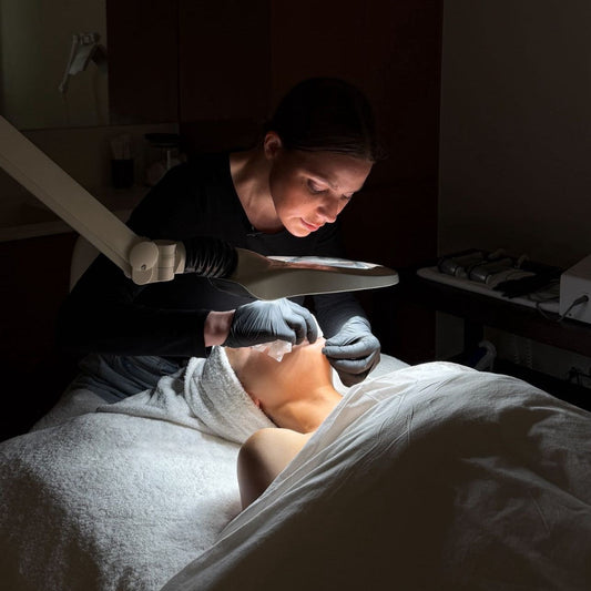 Dermaplaning Facial in Dubai: Is It Really Good for Your Skin?