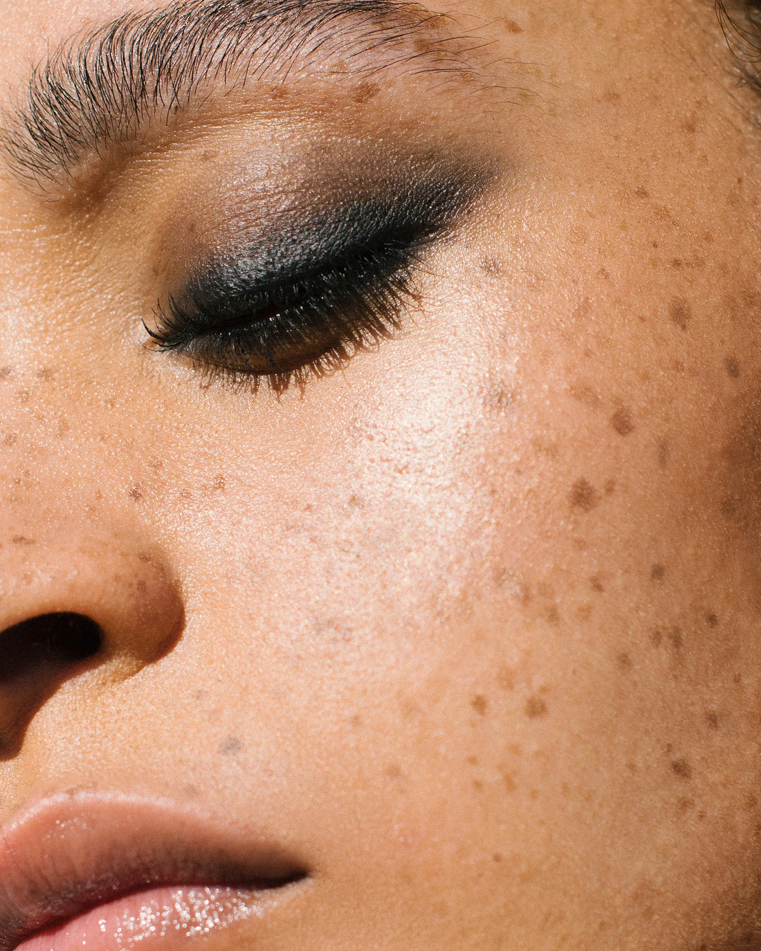 Clean Mascara With Charcoal: Manasi7 Precision Mascara in Obsidian
